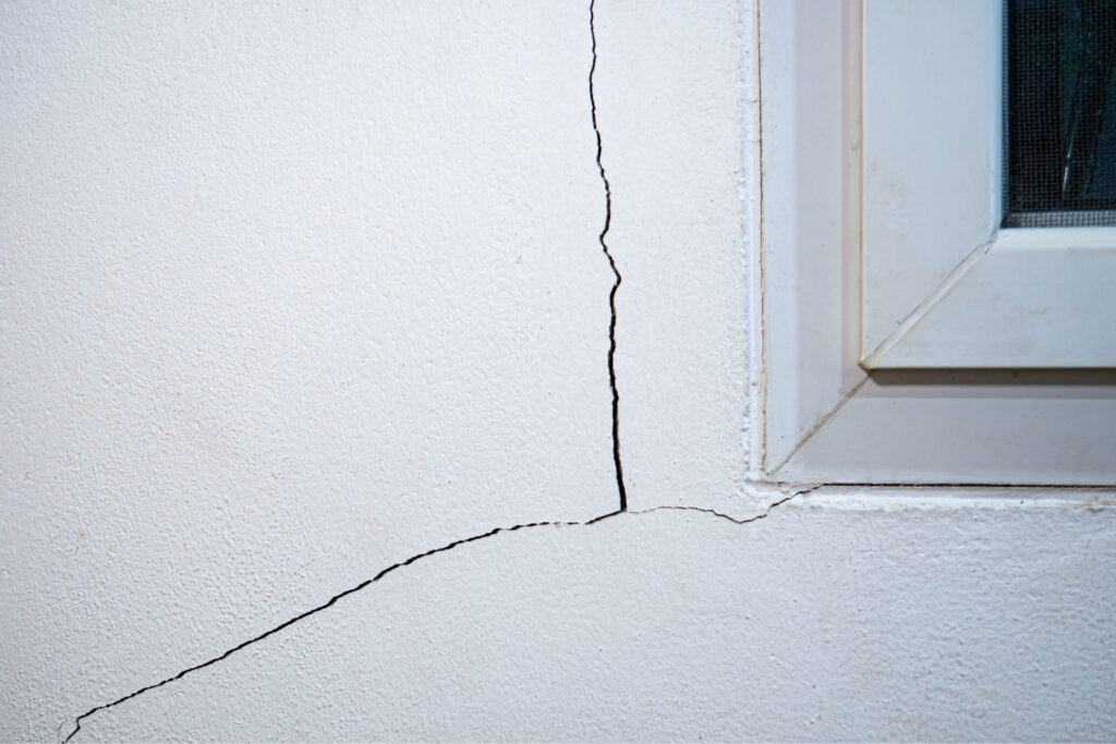 fissure sur un mur extérieur